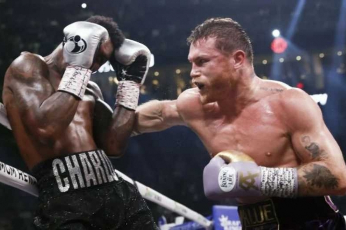 CANELO ÁLVAREZ GANA A JERMELL CHARLO... PERO SIN NOCAUT Y SIN CONVENCER