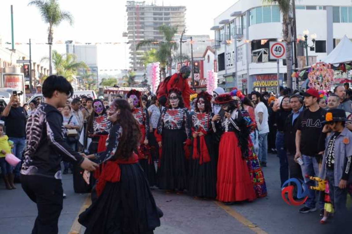 CELEBRAN DÍA DE MUERTOS CON COLORIDO DESFILE EN ZONA CENTRO 