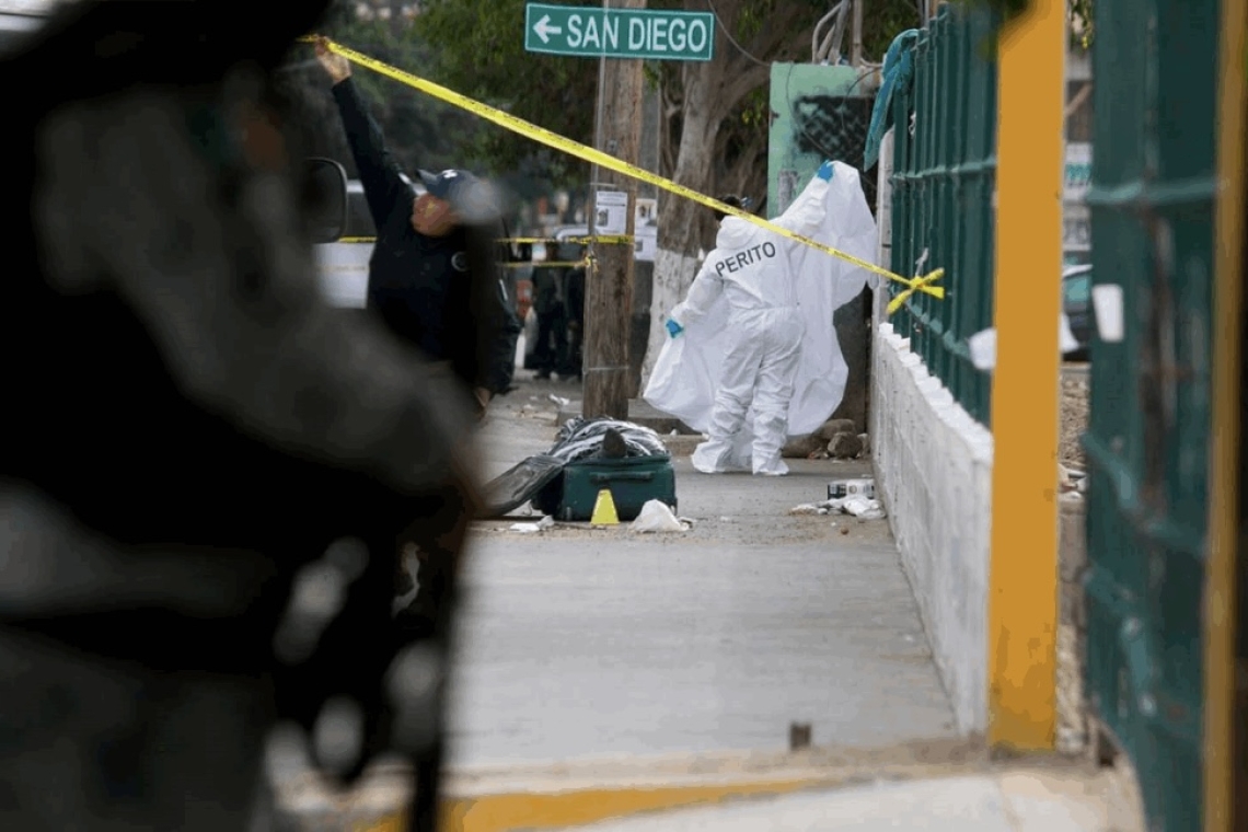 ABANDONAN. CADAVER EN LA PUERTA DEL DESAYUNADOR PADRE CHAVA 