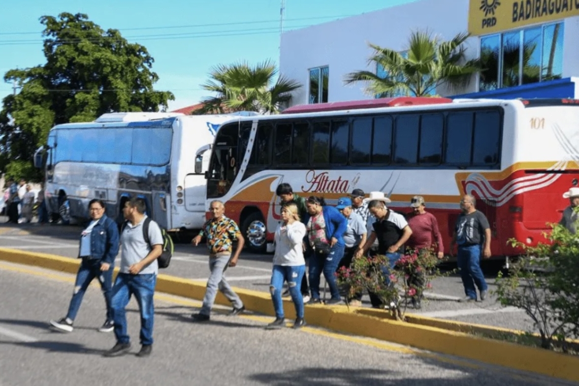 LLEGAN CAMIONES AL EVENTO DE AMLO EN BADIRAGUATO