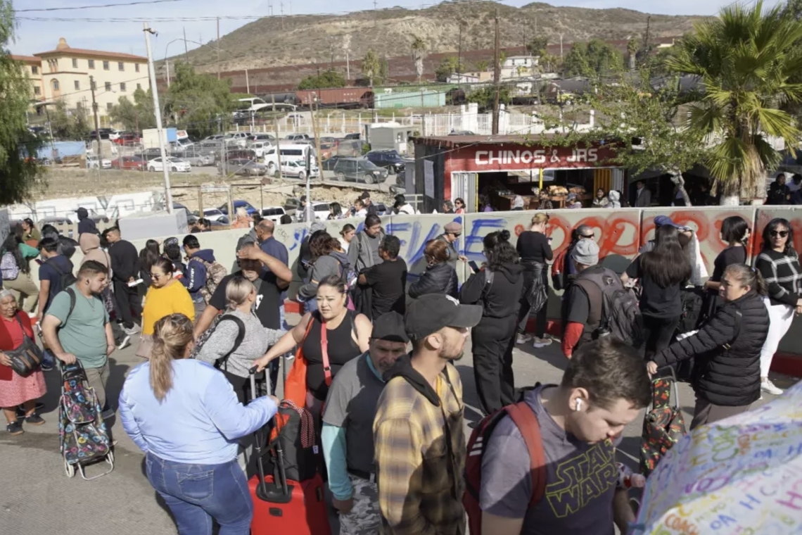 SIGUEN CRECIENDO LAS FILAS DE SAN YSIDRO TRAS EL CIERRE DEL PEDWEST