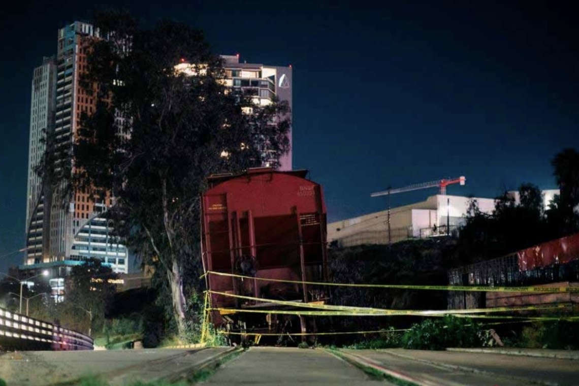 TRES SE DESCARRILA A PUNTO DE CAER SOBRE AVENIDA EN TIJUANA 