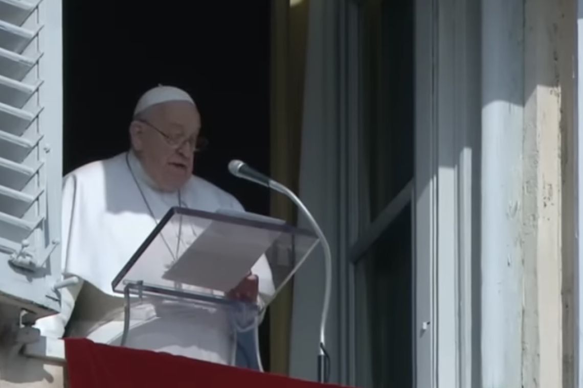 ANGELUS, EL PAPA: “NO SOLO LAS ADICCIONES Y LAS MODAS SOFOCAN NUESTRA LIBERTAD”