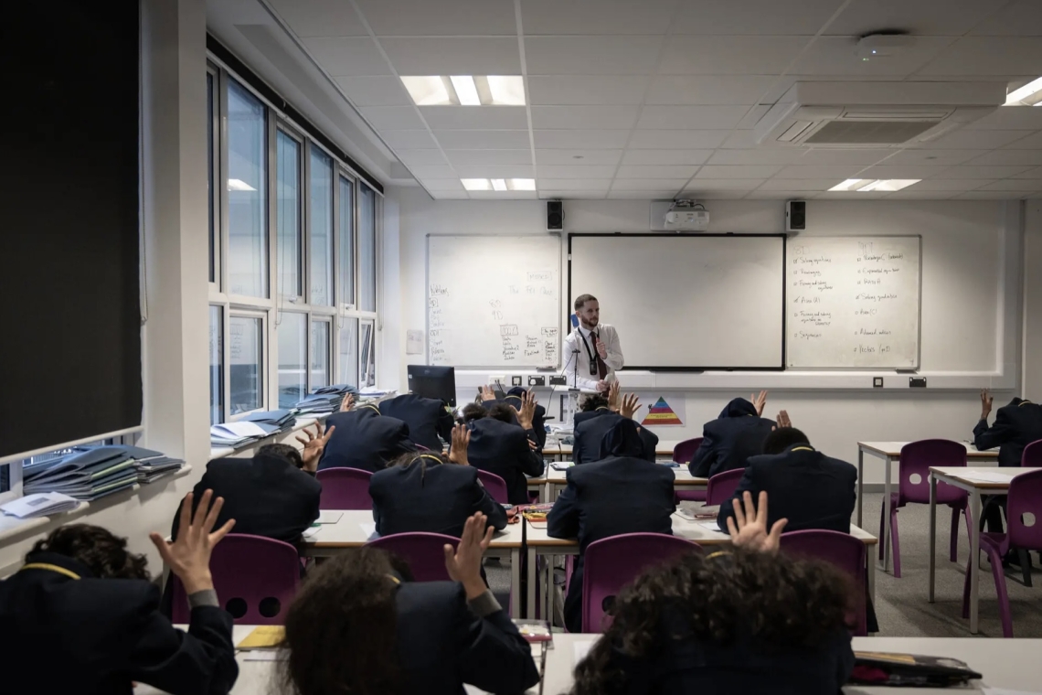 EL ASCENSO DE LAS ESCUELAS SUPERESTRICTAS EN INGLATERRA 