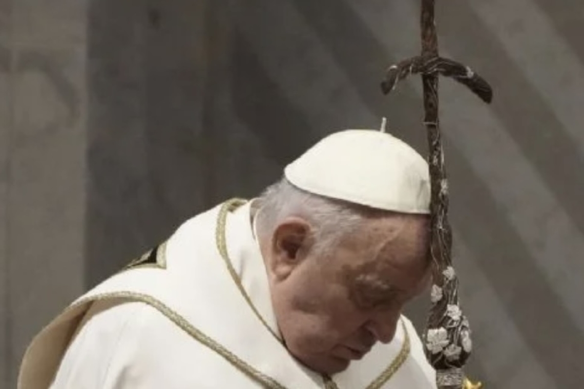 EL PAPA, CON APARENTE BUEN ESTADO, DA ÓRDENES A LOS SACERDOTES EN LA MISA DEL JUEVES SANTO 