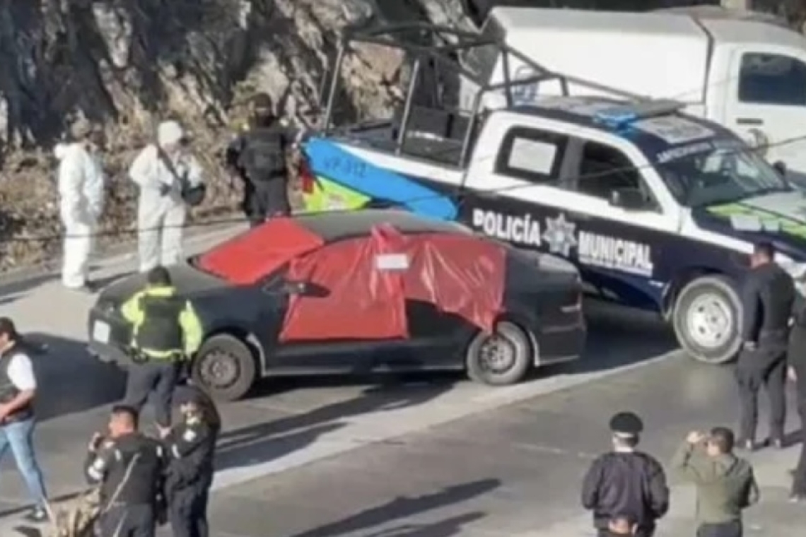 DESCUBREN CABEZAS Y SIETE CUERPOS DESMEMBRADOS DENTRO DE AUTO EN PERIFÉRICO DE PUEBLA