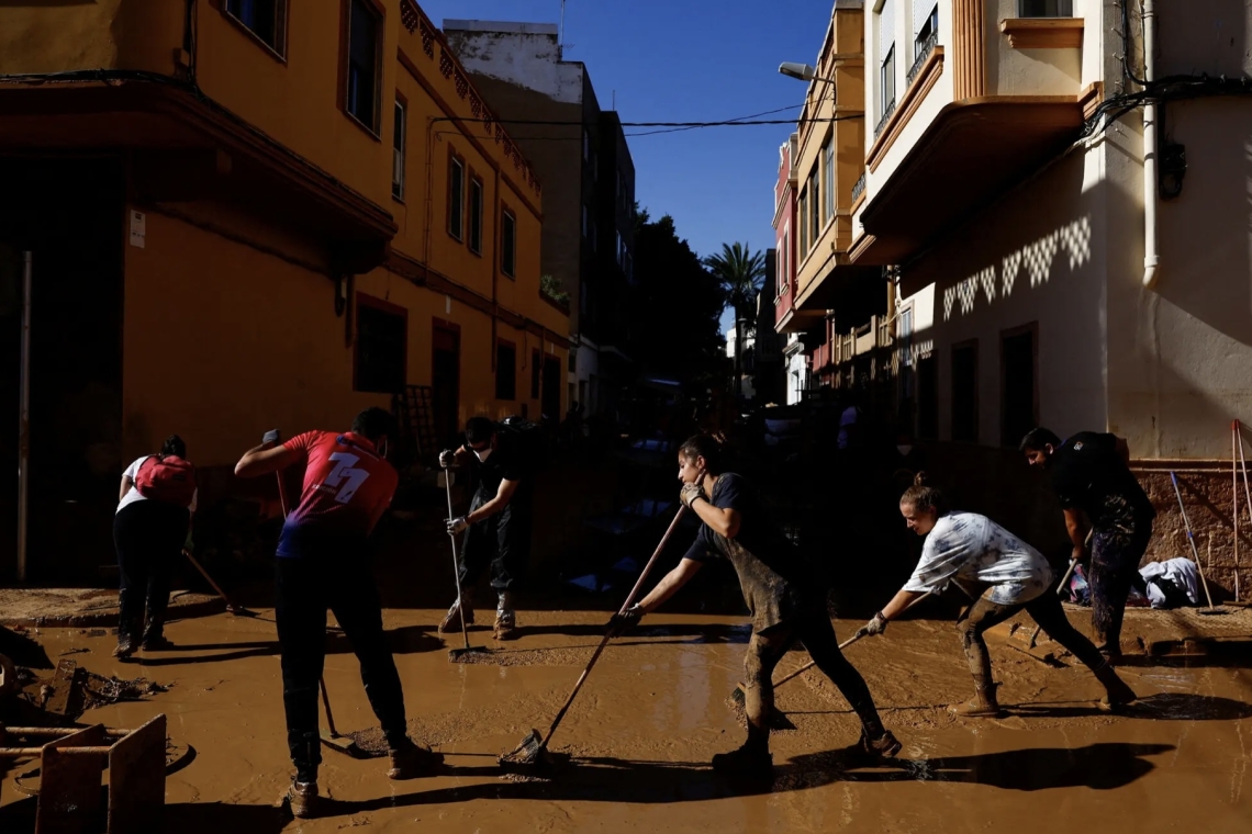 Tras las inundaciones en España, una multitud de voluntarios y de rabia