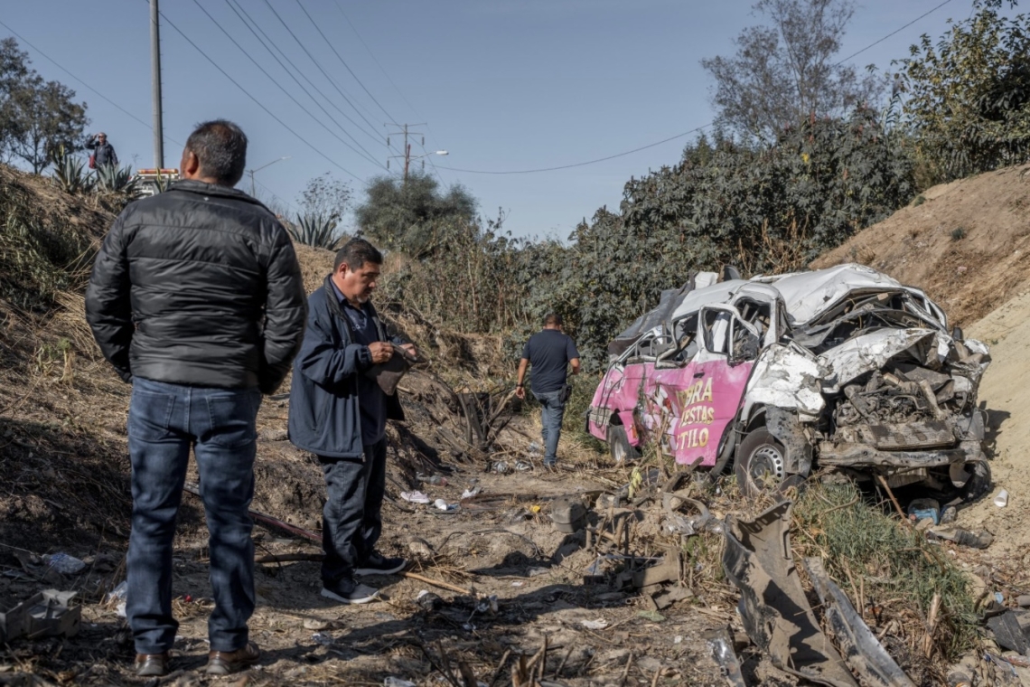 Taxi de ruta termina volcado en un barranco; hay varios lesionados