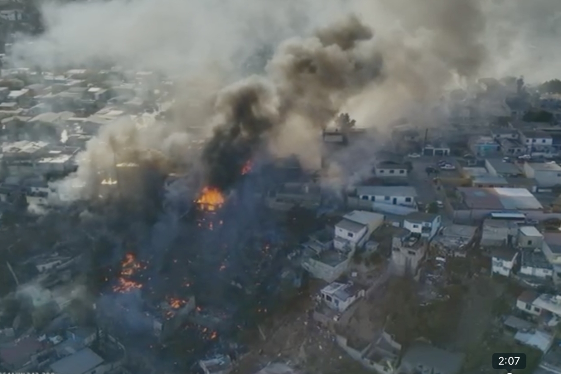 Atiende XXV Ayuntamiento de Tijuana a familias afectadas tras incendio en Pedregal de Santa Julia 