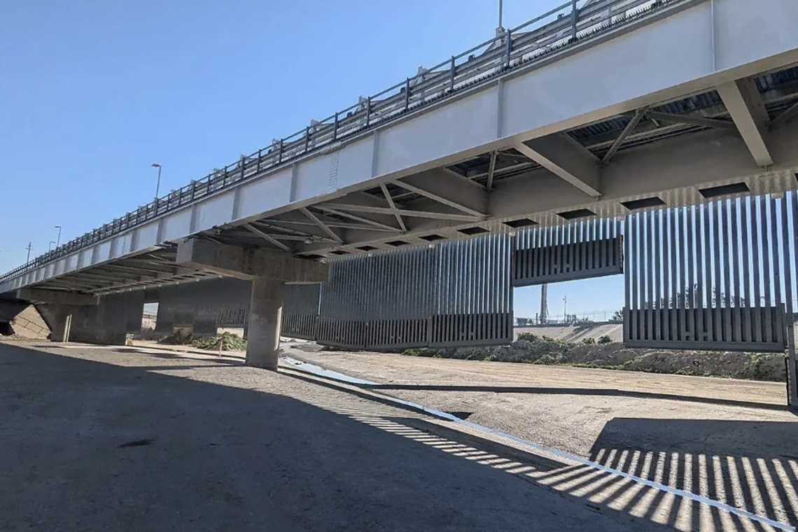 México reclamó que el muro sobre el río Tijuana viola tratados binacionales, aún así Estados Unidos lo construyó