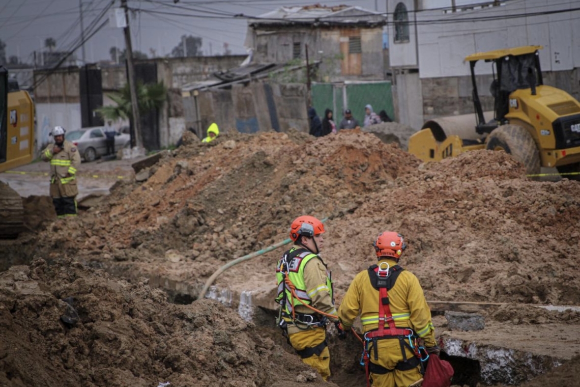 Trabajadores quedan atrapados en construcción de la garita 2; hay un muerto y tres heridos