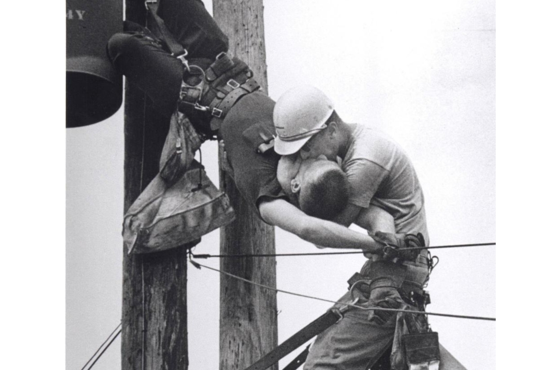 &quot;El beso de la vida&quot;: la dramática historia tras la foto del electricista que salvó a un colega colgado de un poste
