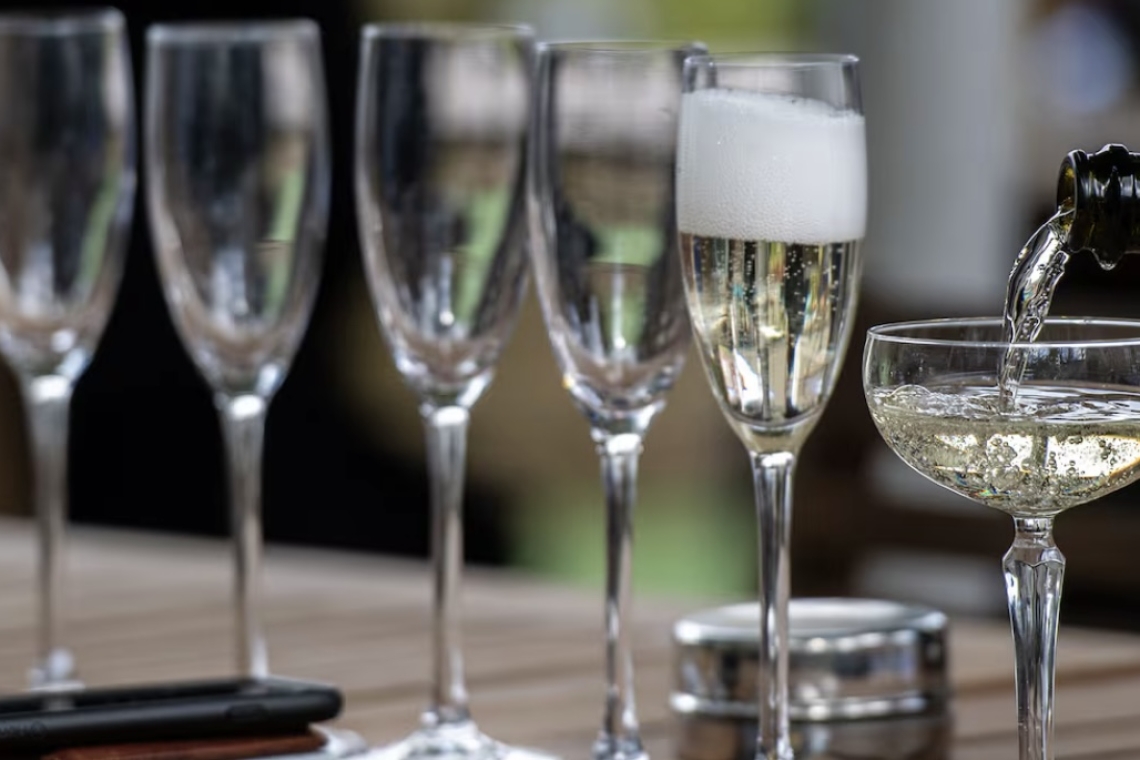 Se acabó la ‘elegancia de Francia’ en NY: Bajarán consumo de champagne por aranceles de Trump