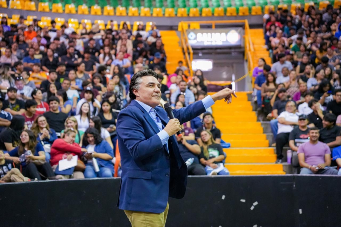 “Alcancen sus sueños, sean felices y vivan al máximo su juventud”: Ruiz Uribe