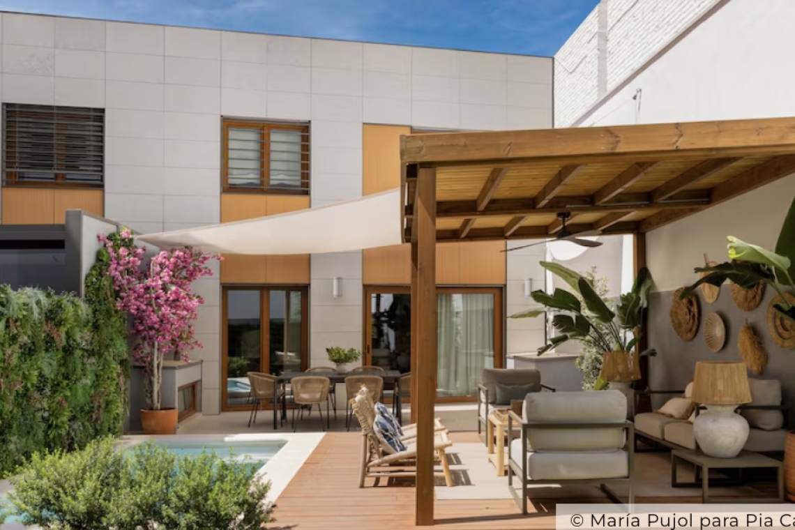 Ni sombrillas ni toldos: esta es la solución más duradera y decorativa para llevar la sombra a tu jardín