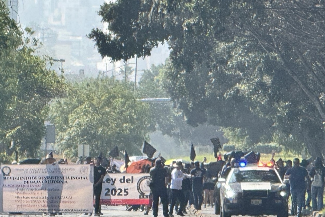 Bloquea la CNTE acceso a la garita de San Isidro,California.Cientos de personas afectadas