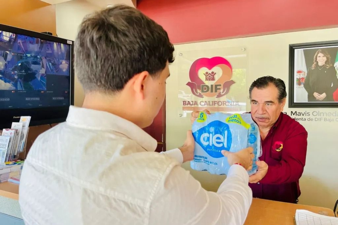 Campaña con agua embotellada de parte de DIF y UABC
