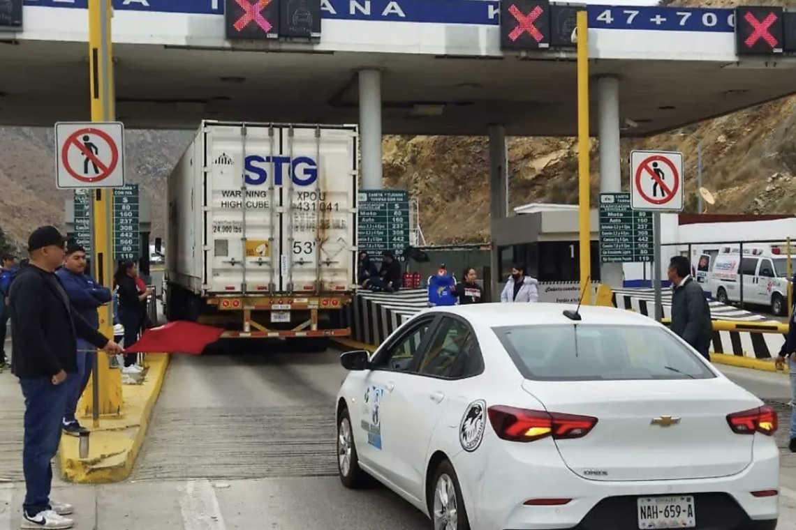 Maestros liberan caseta Tijuana-Tecate, considerada entre las más costosas del país