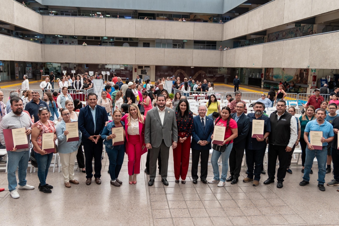 Entrega Ismael Burgueño 96 títulos de propiedad a familias tijuanenses