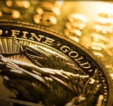 ¿Fiebre del oro para 2026? Se mueve cerca de máximos históricos y datos de EU respaldan recorte de tasas