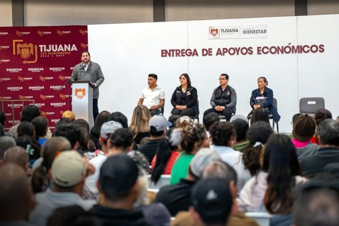 Entrega Ismael Burgueño apoyos económicos a la ciudadanía y a organismos de la sociedad civil