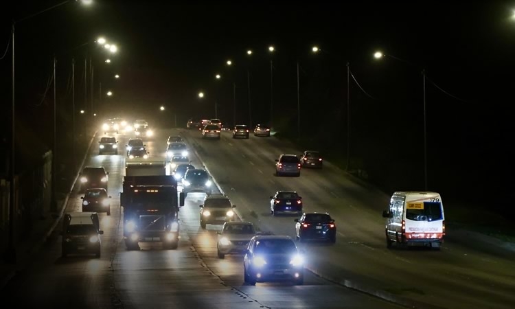 Refuerza Gobierno Municipal de Tijuana iluminación urbana con instalación de 119 luminarias LED en Vía Rápida Oriente.