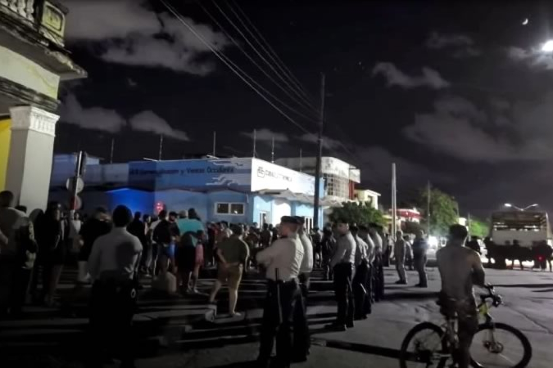 Manifestación por apagones en Cuba culmina con cinco personas detenidas; queman sede del partido comunista.