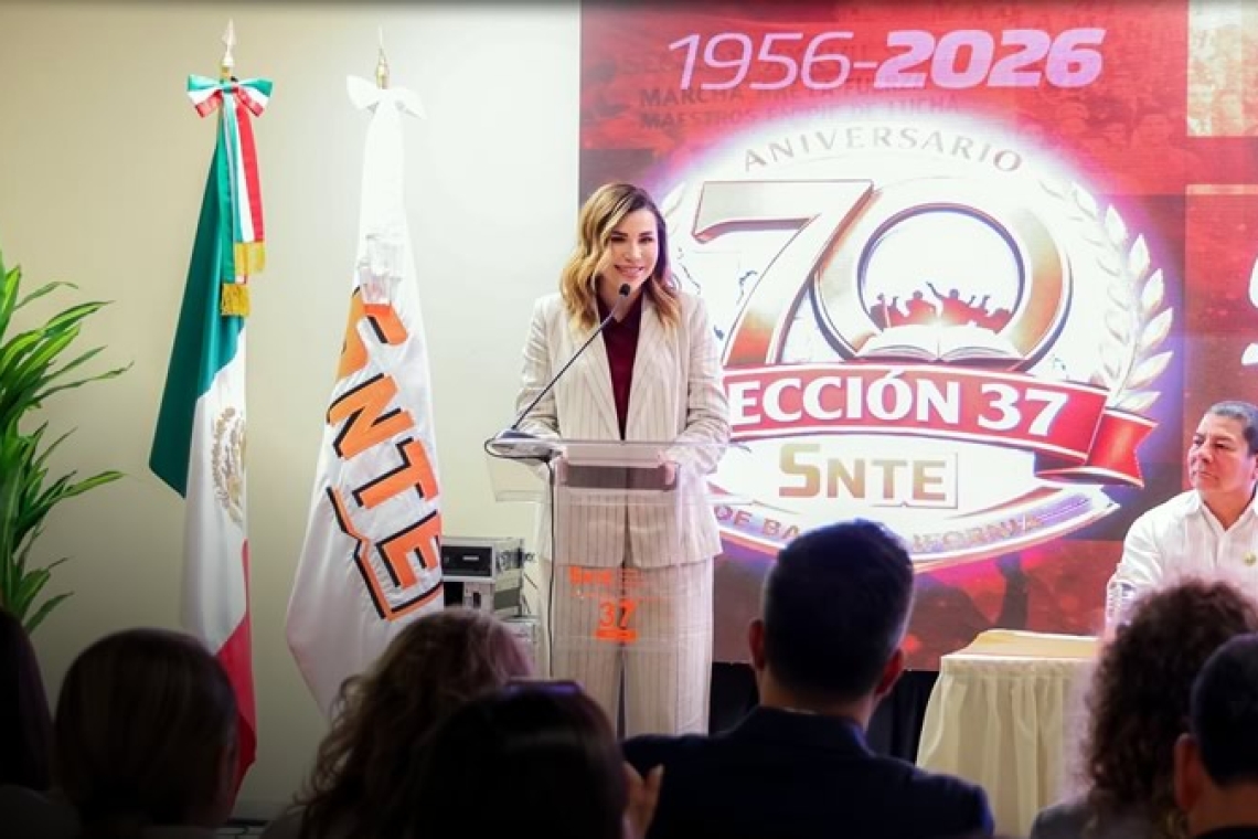 Reconocimiento del 70 aniversario de la Sección 37 del SNTE por parte de la gobernadora Marina del Pilar.