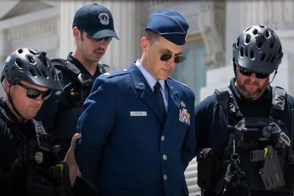 Miembro de la Fuerza Aérea de EE.UU. es arrestado en el Capitolio tras pedir un juicio político contra Trump