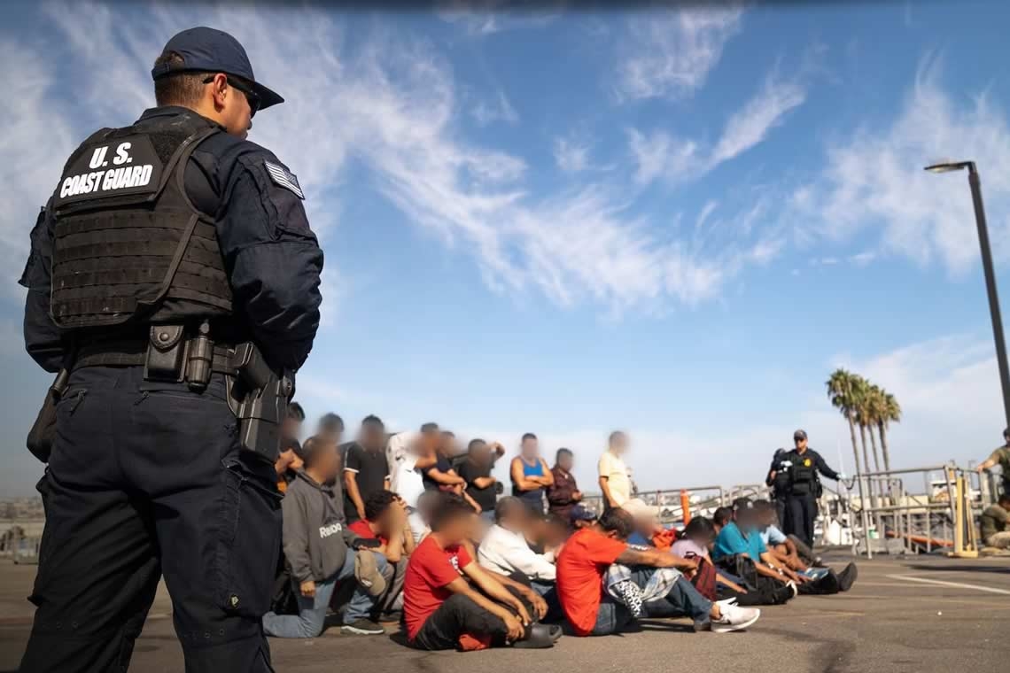 La Guardia Costera rescata y detiene a 37 inmigrantes ilegales a 88 millas al suroeste del puerto de Channel Islands.