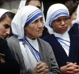 Madre Teresa de Calcuta: “Algunas personas llegan a nuestra vida como bendiciones, otras llegan como lecciones”