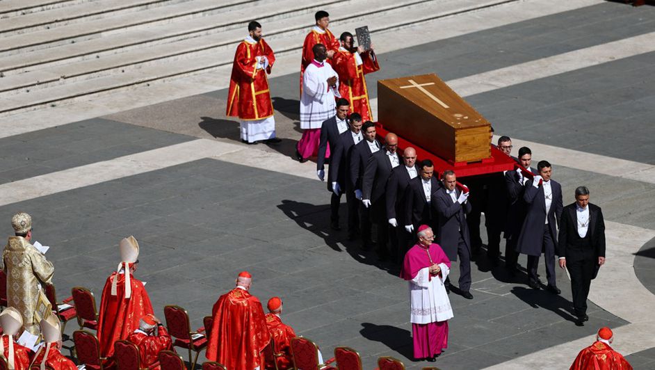 inicio funeral papa francisco foto